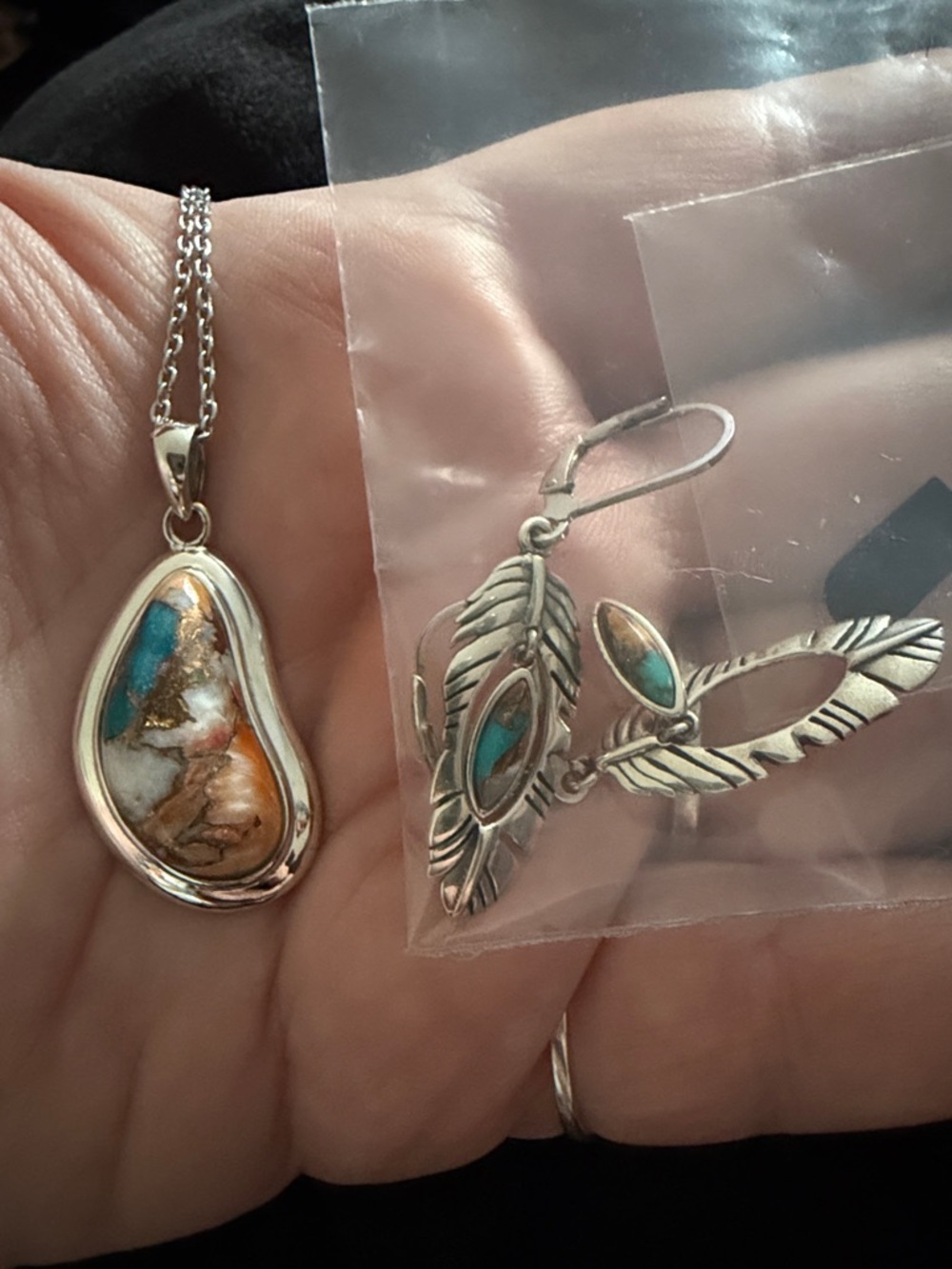 Kingman Turquoise/Spiny Oyster Shell  Pendant w/matching feather earrings